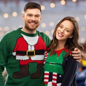 Mand og kvinde i julesweater