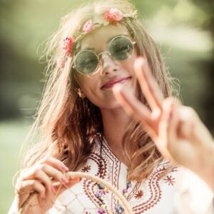 Ung kvindelig hippie