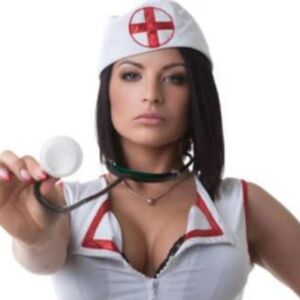 Kvinde i sygeplejerske kostume